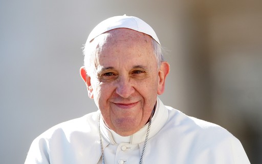 TV noticia morte do Papa e comete erro histórico em transmissão no