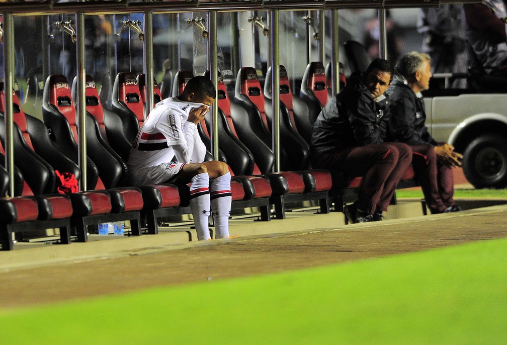Brenner chora no banco de reservas do São Paulo em jogo contra o Paraná, em 2018 — Foto: Marcos Ribolli