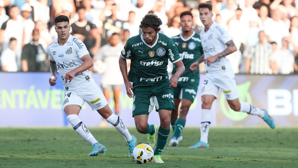 Gustavo Scarpa, do Palmeiras, no clássico contra o Santos — Foto: Cesar Greco / Ag. Palmeiras