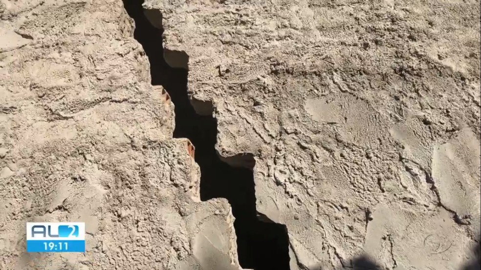Rachadura em parede de residência na cidade de Pilar, Alagoas — Foto: Reprodução/TV Gazeta