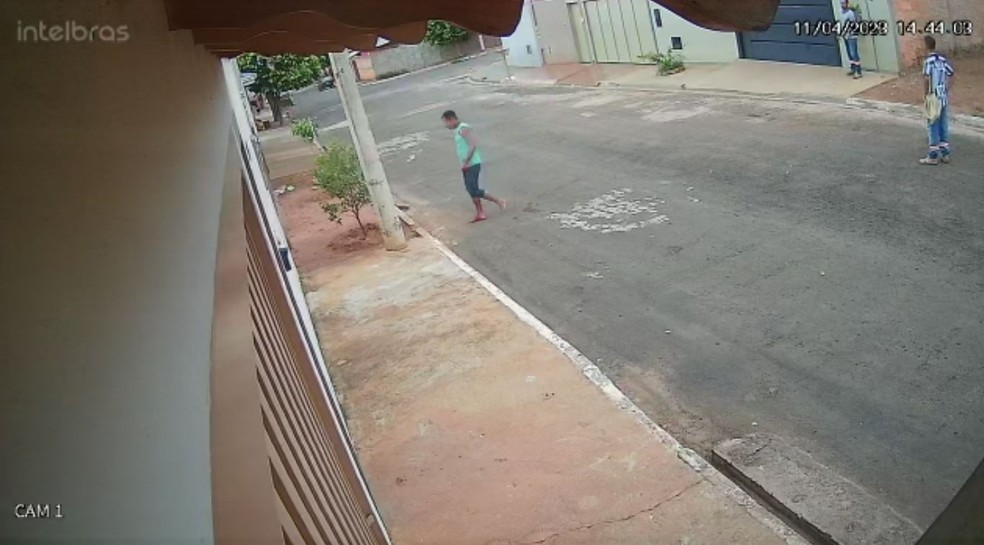 Homem caminha para casa após esfaquear menino de nove anos em Jeriquara, SP  — Foto: Reprodução/Câmeras de segurança