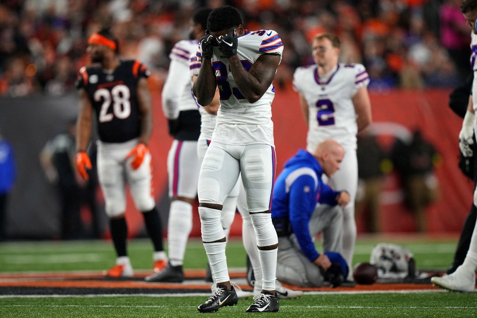 Jogadores do Buffalo Bills consternados com a situação de Damar Hamlin — Foto: Reuters