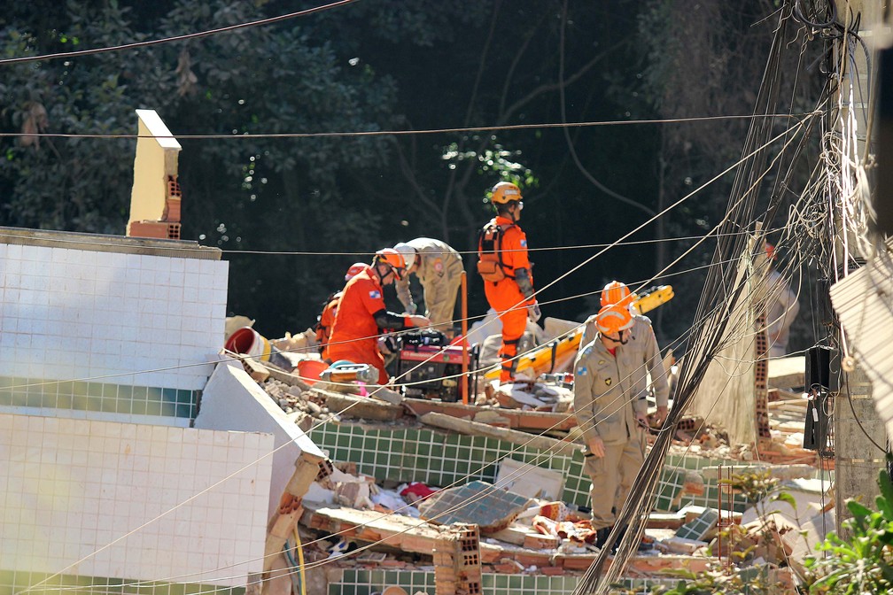 Bombeiros trabalham nos escombros em busca de vítimas do desabamento de prédios no Rio — Foto: Jose Lucena/Futura Press/Estadão Conteúdo