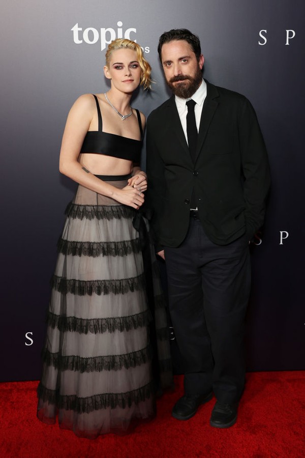 LOS ANGELES, CALIFORNIA - OCTOBER 26: Kristen Stewart and  director Pablo Larrain attend the Los Angeles premiere of Neon's "Spencer"  at DGA Theater Complex on October 26, 2021 in Los Angeles, California. (Photo by Amy Sussman/Getty Images) (Foto: Getty Images)
