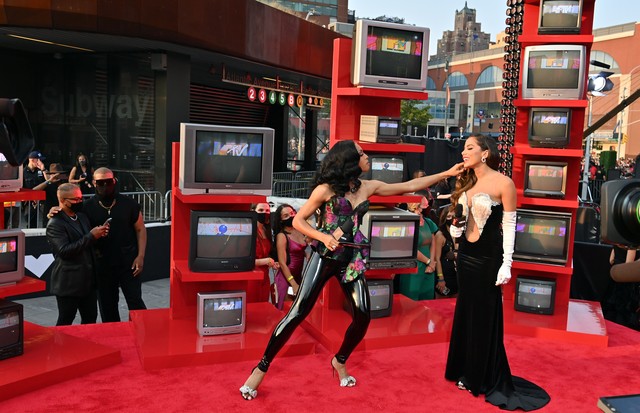 NEW YORK, NEW YORK - SEPTEMBER 12: Jamila Mustafa (L) and Anitta attend the 2021 MTV Video Music Awards at Barclays Center on September 12, 2021 in the Brooklyn borough of New York City. (Photo by 2021 Bryan Bedder/MTV VMAs 2021/Getty Images for MTV/Viaco (Foto: Getty Images for MTV/ViacomCBS)