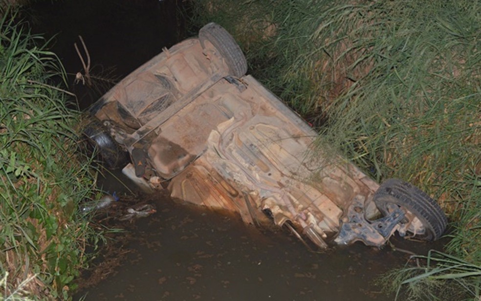 Homem morre após motorista perder controle da direção e carro cair em canal em Luís Eduardo Magalhães, no oeste da bahia — Foto: Marlon/Blog Braga