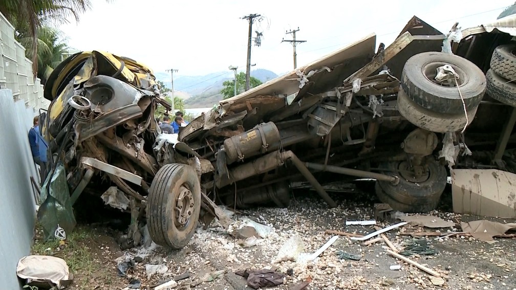 Caminhão ficou atravessado na pista da ES-164, em Vargem Alta, no Espírito Santo (Foto: Reprodução/ TV Gazeta)