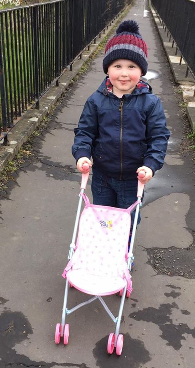 Harry tem 3 anos e levou para casa um carrinho de boneca cor-de-rosa (Foto: Reprodução)