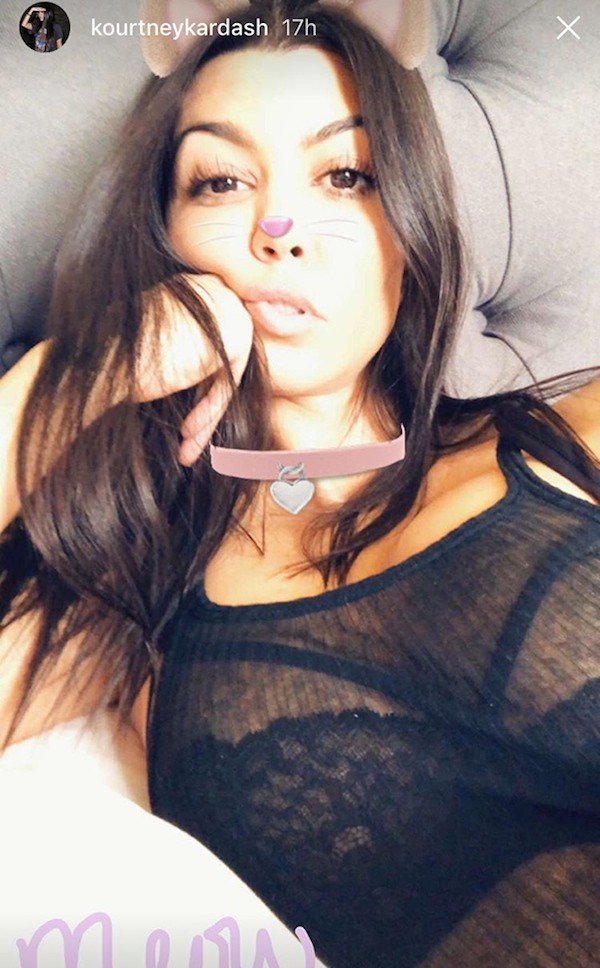 A socialite Kourtney Kardashian apenas de lingerie (Foto: Instagram)