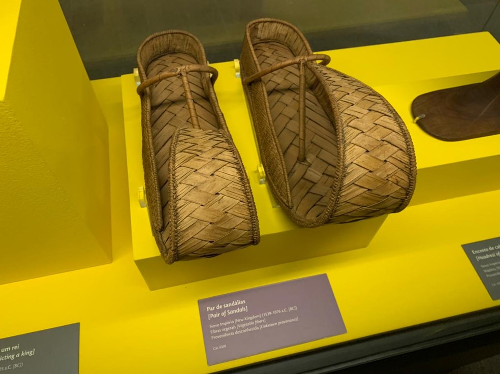 Par de sandálias em exposição Egito Antigo: do cotidiano à eternidade, no CCBB de Brasília — Foto: G1 DF
