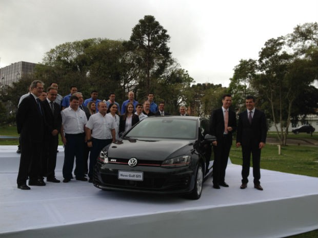 Presidente da Volkswagen do Brasil, o governador do Paraná e funcionários da fábrica de São José dos Pinhais com o novo Golf (Foto: Thais Kaniak / G1 PR)