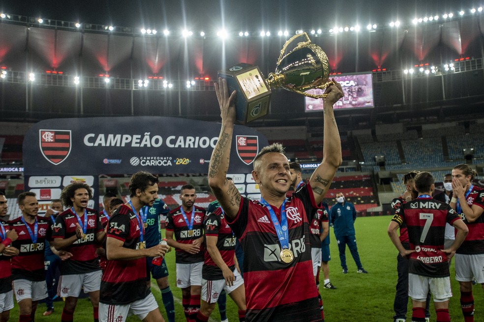 Rafinha ergue trof&eacute;u de campe&atilde;o carioca, &uacute;ltimo t&iacute;tulo com Jorge Jesus &mdash; Foto: Marcelo Cortes / Flamengo