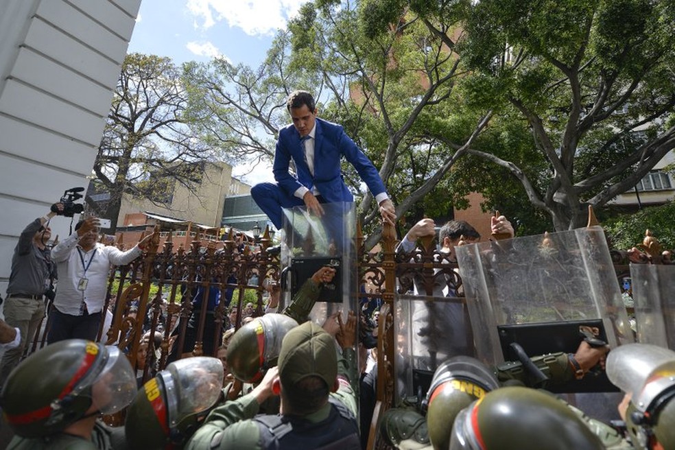 Juan Guaidó tenta entrar na Assembleia Nacional venezuelana durante votação neste domingo (5) — Foto: AP Photo/Matias Delacroix