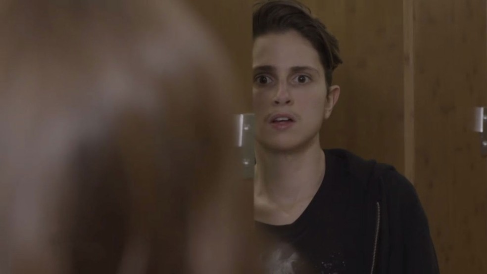 O rapaz também sofre preconceito ao entrar no sanitário feminino (Foto: TV Globo)