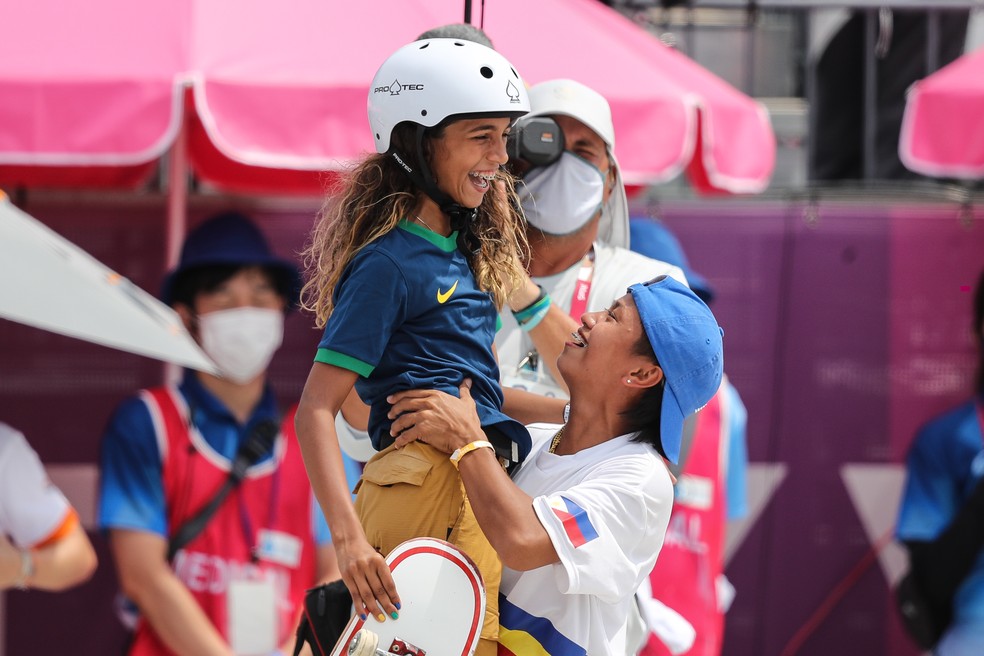 Rayssa Leal e a filipina Didal — Foto: Wander Roberto/COB