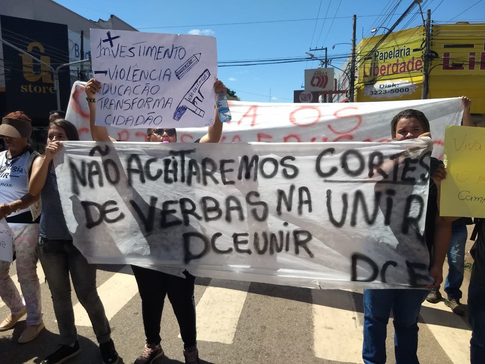 Porto Velho (RO) tem protesto contra bloqueios na educação — Foto: Diêgo Holanda/G1