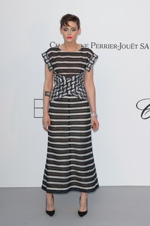 Kristen Stewart, com joias e vestido Chanel e sapatos Louboutin