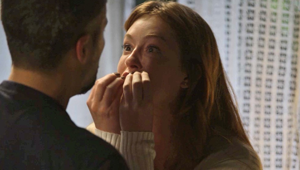 Luz (Marina Ruy Barbosa) e Gabriel (Bruno Gagliasso) discutem  â€” Foto: TV Globo