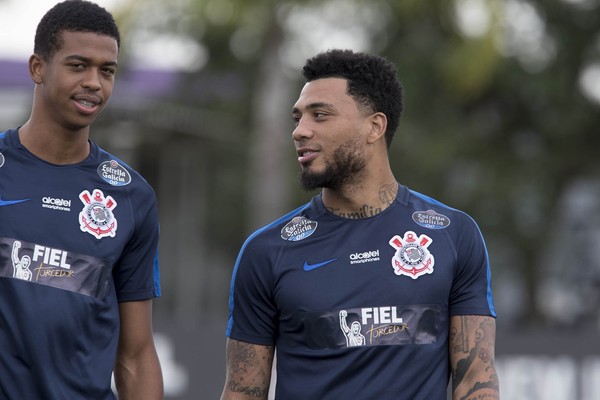 Sem Jô, Kazim tem nova chance no Corinthians. Mas por que não Carlinhos?