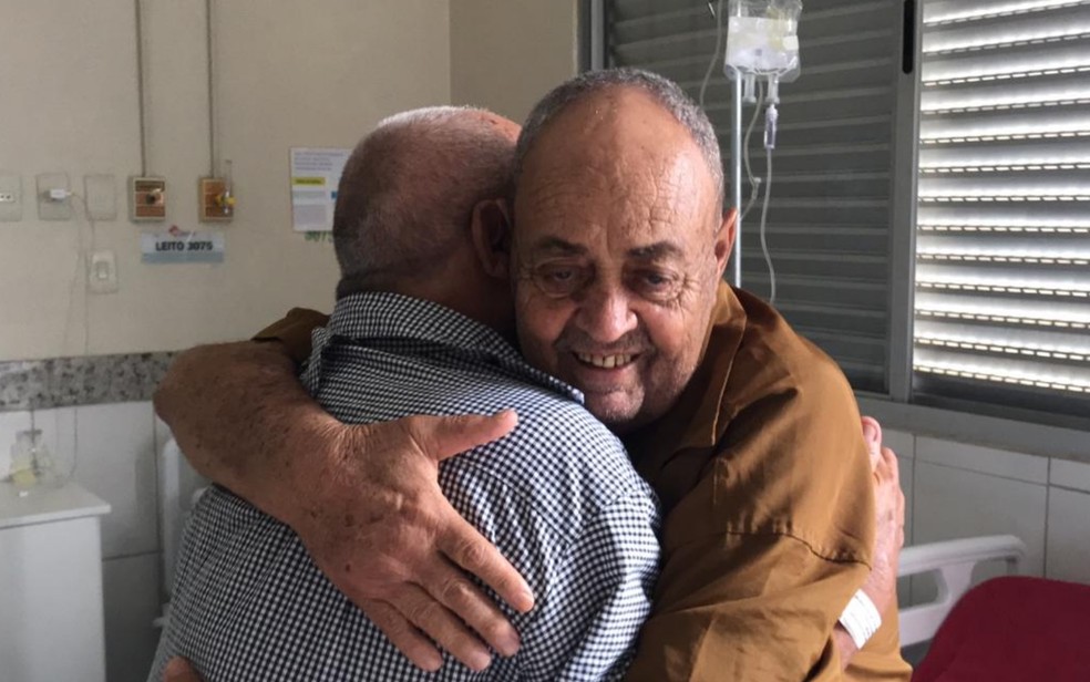 Irmãos que não se viam ha 45 anos anos se reencontraram em enfermaria de hospital em Goiânia, Goiás  — Foto: Guilherme Rodrigues/TV Anhanguera 