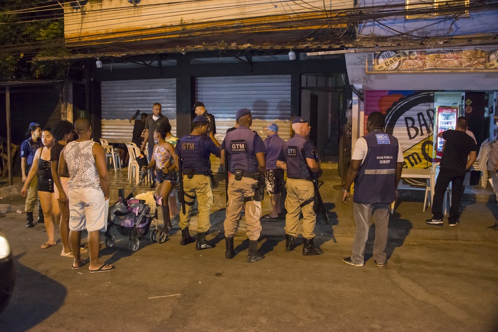 Operação da prefeitura em Curicica teve apoio da Guarda Municipal e da Polícia Militar — Foto: Marco Antonio Rezende / Prefeitura do Rio