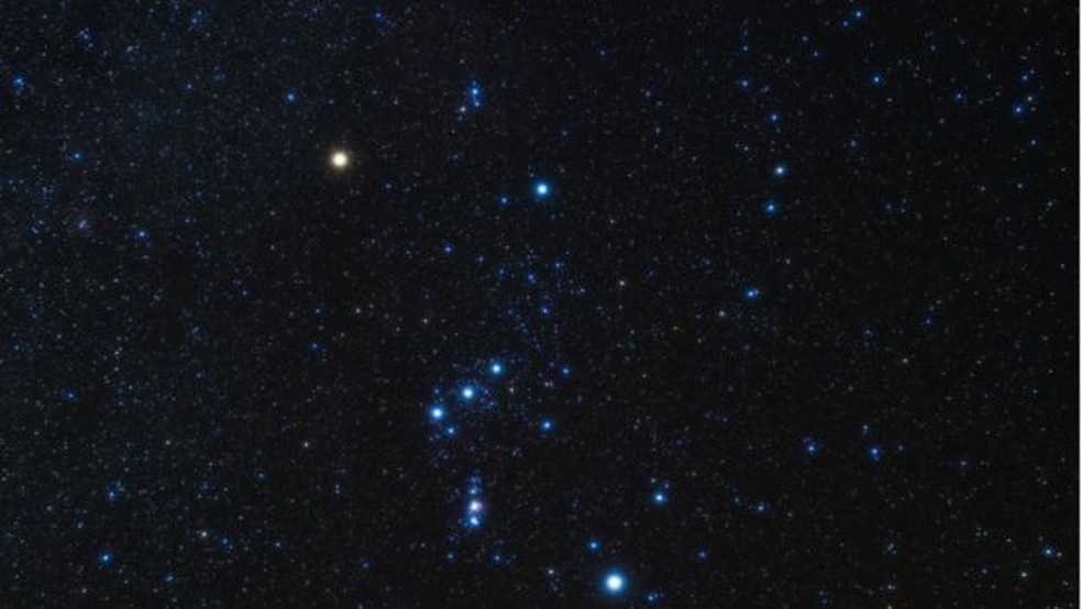 Betelgeuse (no canto superior esquerdo) está localizada na constelação de Orion, a quase 700 anos-luz da Terra — Foto: Getty Images/BBC