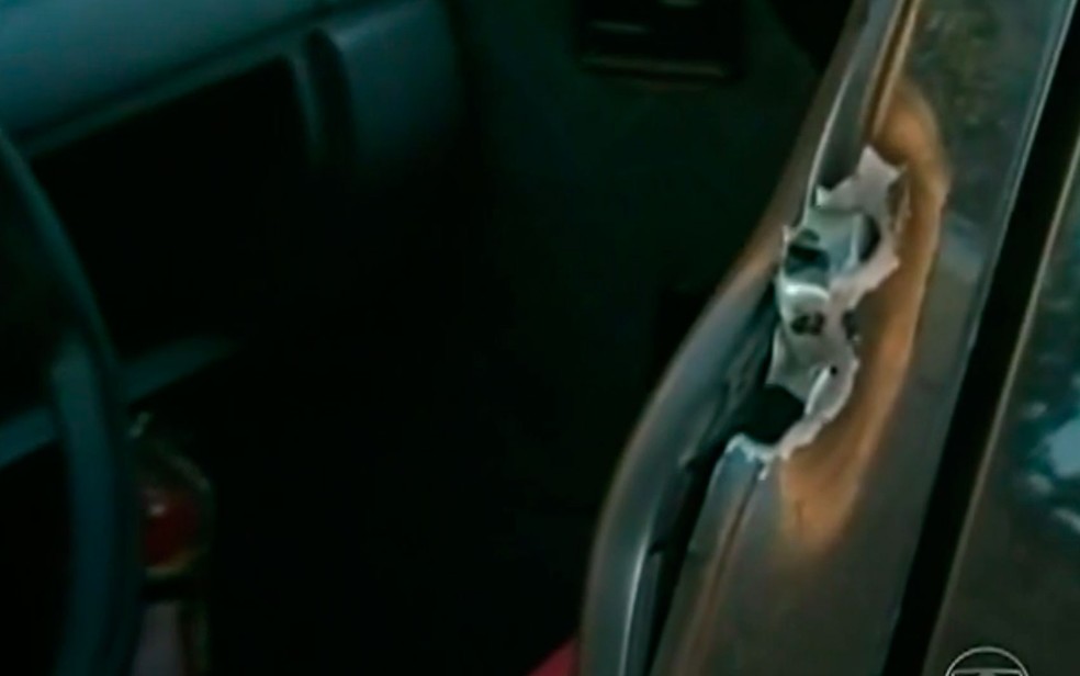 Marcas de tiros no carro que o líder do MST dirigia (Foto: Divulgação/TV Globo)