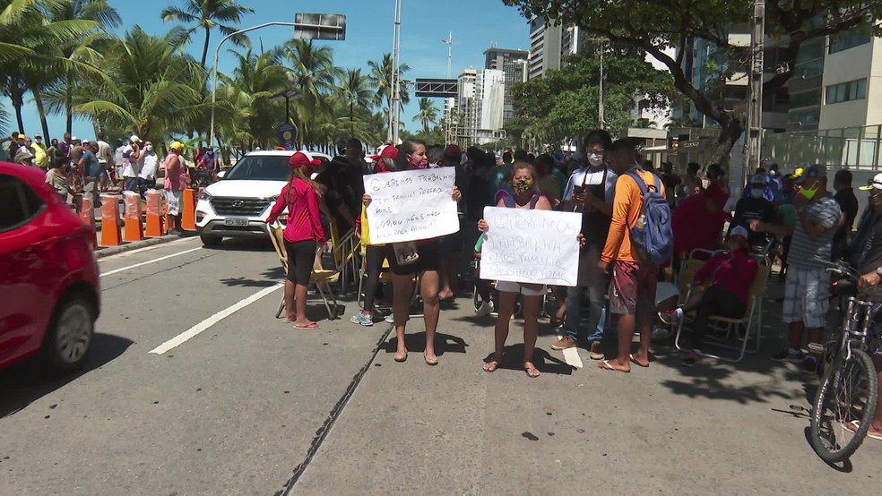 Barraqueiros fazem protesto na Avenida Boa Viagem, na Zona Sul do Recife, pedindo reabertura do comércio na praia — Foto: Reprodução/TV Globo