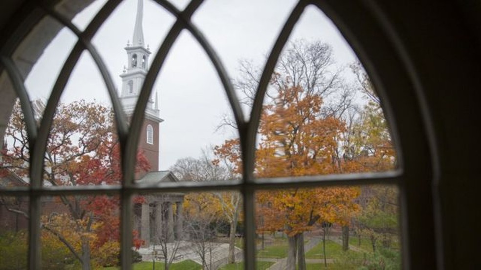 Uma decisão que proíba Harvard e a Universidade da Carolina do Norte de levar em consideração a raça dos candidatos teria impacto em instituições de ensino superior no resto do país — Foto: KRIS SNIBBE/HARVARD UNIVERSITY/via BBC