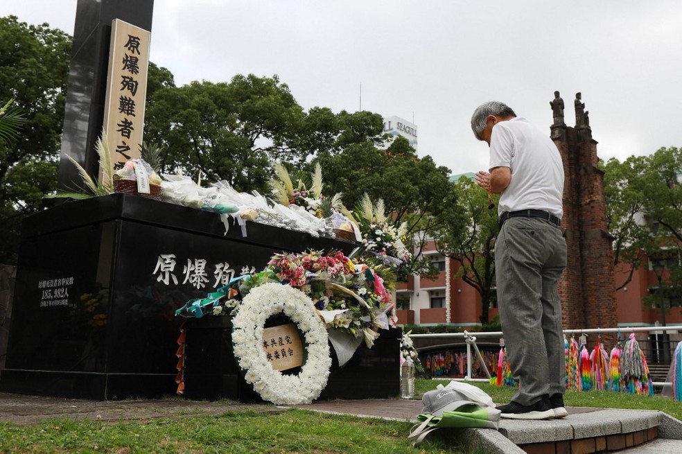 Sobrevivente do bombardeio de Nagasaki reza no aniversário de 75 anos do ataque, em 2020 — Foto: Jiji Press via AFP