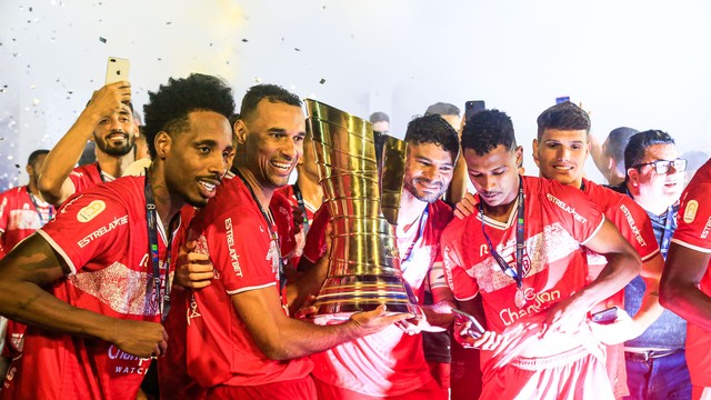 Gilvan e Gum posam para foto com a taça do Campeonato Alagoano