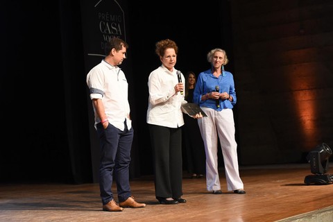 Jacqueline Terpins e João Carlos Villasenor recebem o prêmio da categoria Objetos