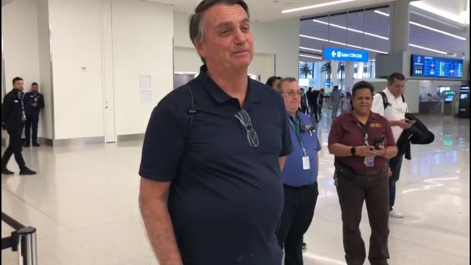 O ex-presidente Jair Bolsonaro no aeroporto de Miami antes de embarcar em voo de volta ao Brasil.