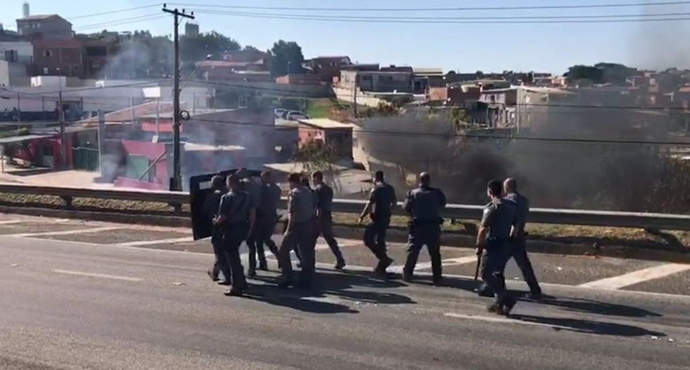 Polícia Militar acompanha protesto na Santos Dumont em Campinas (Foto: Johnny Insespelger/EPTV)