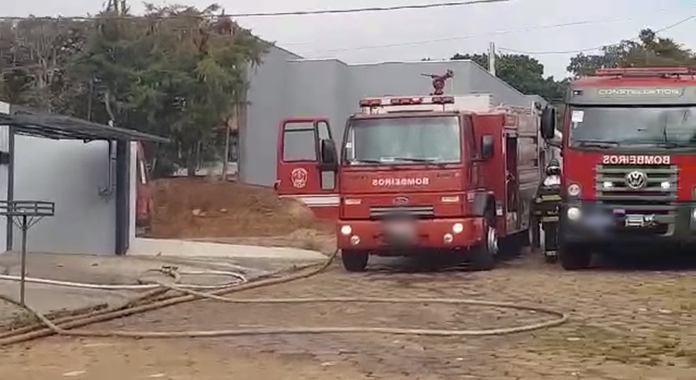 Casa em chamas mobiliza três caminhões do Corpo de Bombeiros em Avaré — Foto: Arquivo Pessoal