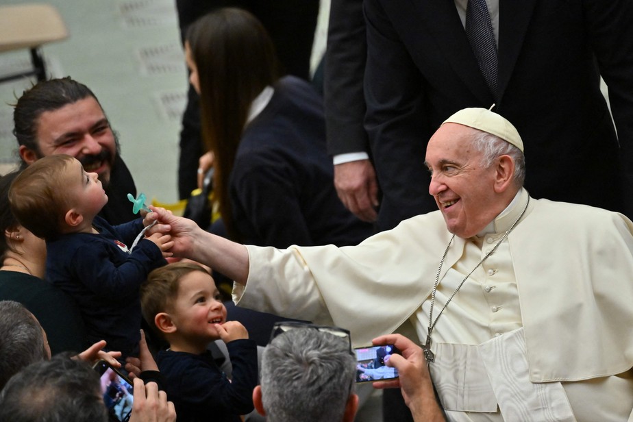 Papa cumprimenta crianças durante audiência no Vaticano