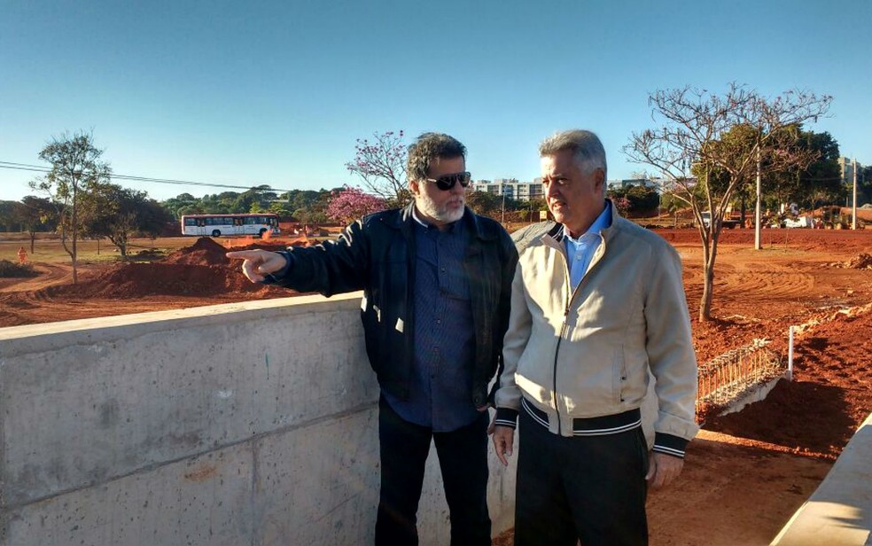 Governador Rodrigo Rollemberg e o diretor-geral do DER, Henrique Ludovice, vistoriam obras do Trevo de Triagem Norte (Foto: Elielton Lopes/G1)
