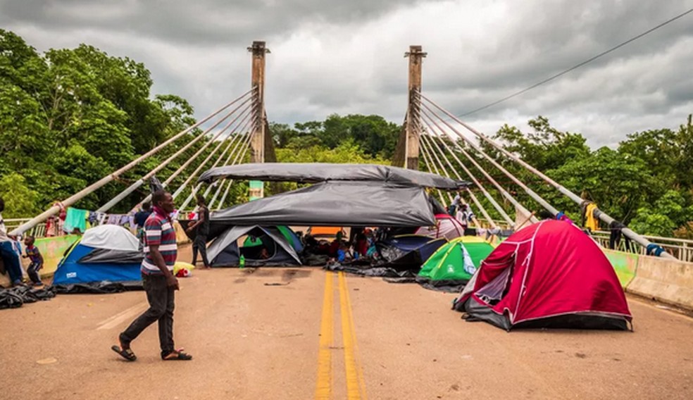  Imigrantes ocupam a Ponte da União, em Assis Brasil — Foto: Raylanderson Frota/Arquivo pessoal 