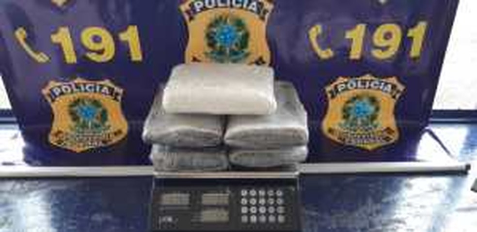 Suspeito transportava cerca de 5 kg de cocaína — Foto: PRF-MT