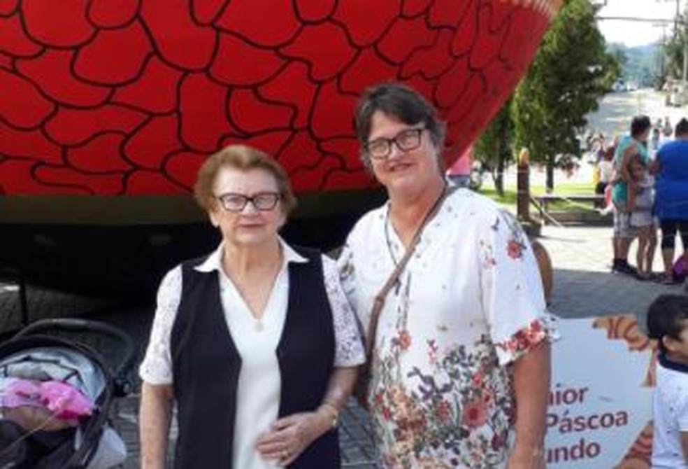 Elisabeth Hostert e Maria, uma das filhas que segue internada — Foto: Bernardo Hostert/Arquivo Pessoal