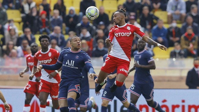 Mbappé observa jogada durante Monaco x PSG