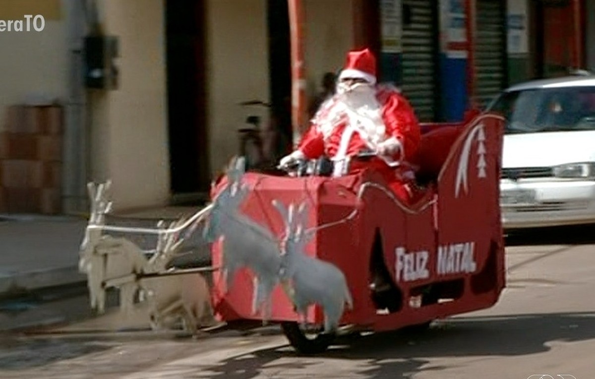 Papai Noel transforma a própria moto em trenó para distribuir mais de 250  presentes na rua | Tocantins | G1