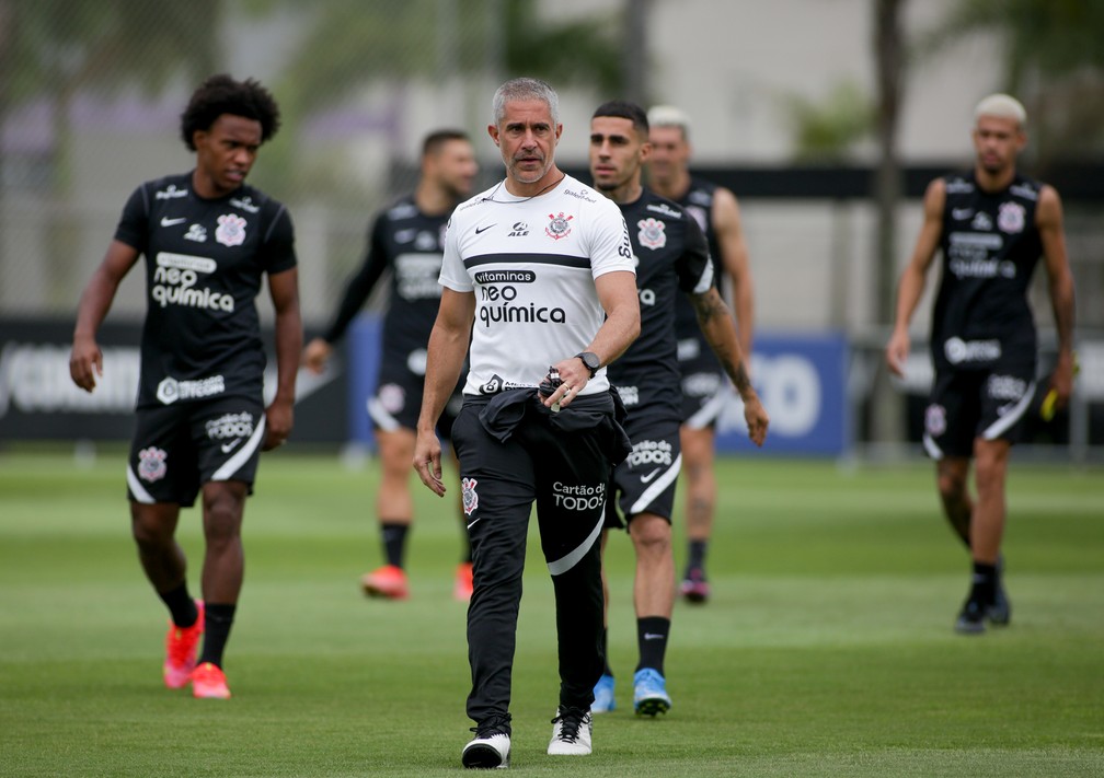 Sylvinho vê Corinthians com muitos jovens e prega cautela em promoções após a Copinha