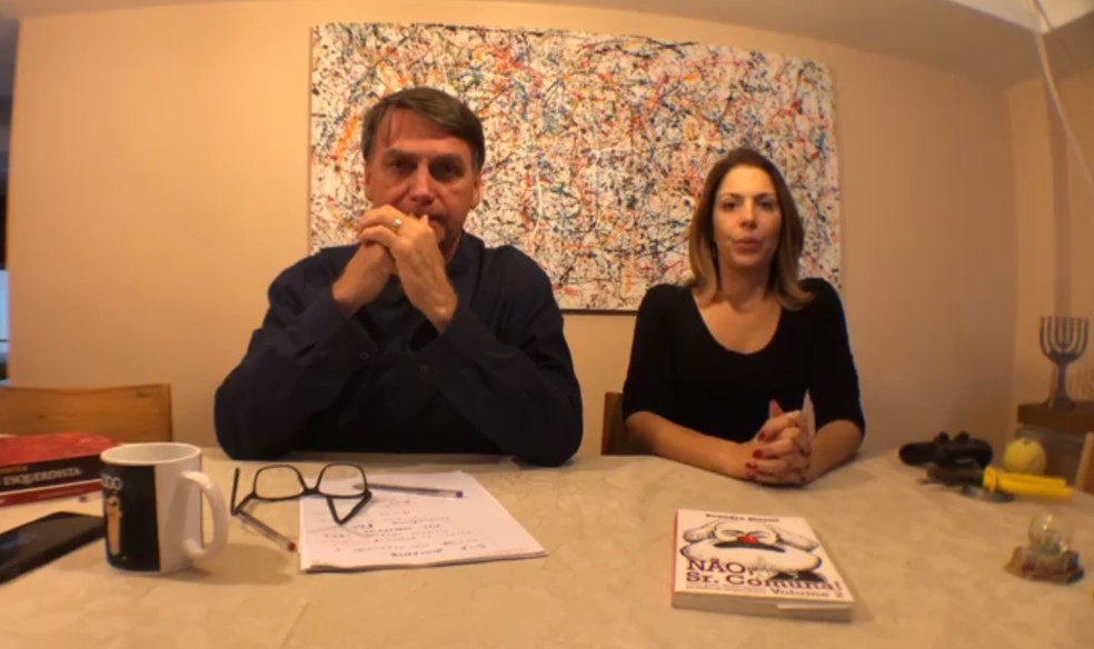 O presidente eleito Jair Bolsonaro, durante transmissão ao vivo no Facebook nesta sexta-feira (9) — Foto: Reprodução