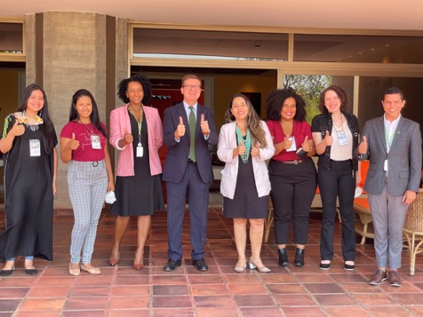 Jovens ativistas e delegação do Ministério do Meio Ambiente foram recebidos na Embaixada da Itália em Brasília (Foto: Divulgação)