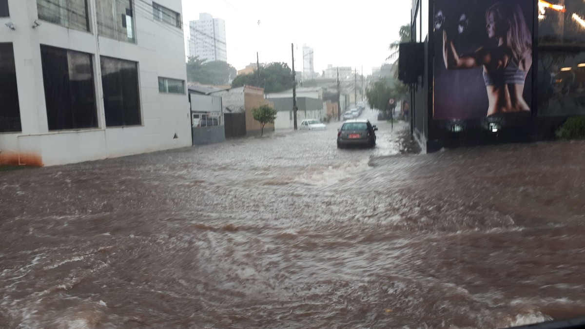 Chuva em Uberlândia causa alagamentos e estragos em ruas | Triângulo ...