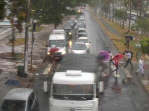 Fila de carros após a paralisação das balsas em Santos (Foto: Reprodução/Dersa)