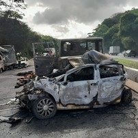 Carro de passeio pegou fogo na BR-408, no Grande Recife, após engavetamento envolvendo 12 veículos - entre eles seis caminhões — Foto: PRF/Divulgação