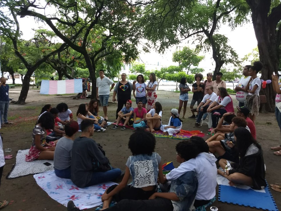 Bandeiras do movimento gay e trans decoraram a Praça do Centenário, em Maceió (Foto: Derek Gustavo/G1)