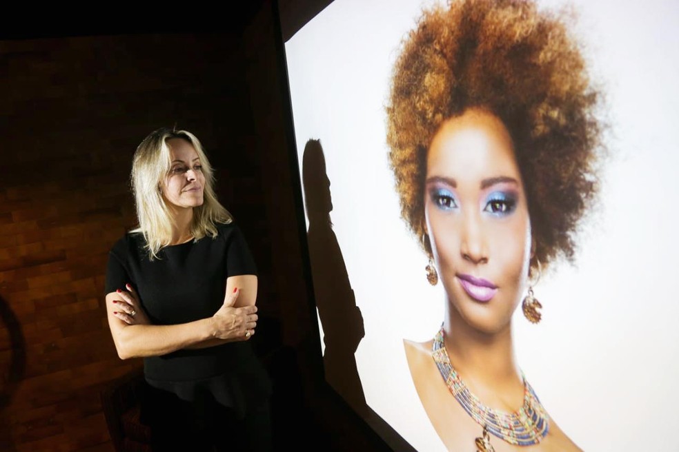 Cristina Castro, economista e idealizadora do projeto, ao lado da Glória, inteligência artificial — Foto: Arquivo pessoal